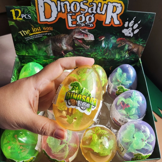 Caixa c/12 Mini Brinquedos Ovo Surpresa com Dinossauros que Brilham no Escuro